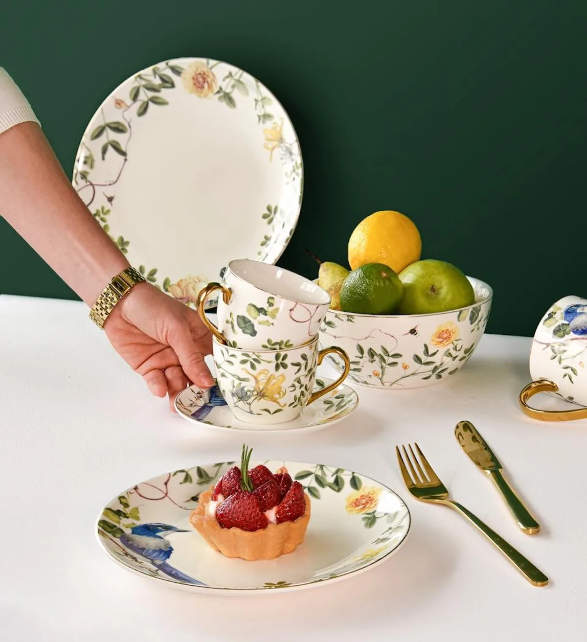 Elegancka zastawa stołowa z motywem roślinnym i złotymi akcentami, typowa dla asortymentu Duka. Produkty tego rodzaju przez lata tworzyły rozpoznawalność marki – obecnie ich dostępność maleje wraz z zamykaniem sklepów.