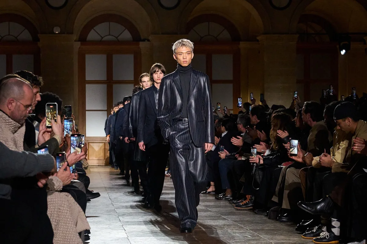 Pokaz Hermès podczas tygodnia mody męskiej – marka znalazła się wśród najcenniejszych brandów luxury w rankingu Kantar BrandZ 2026.