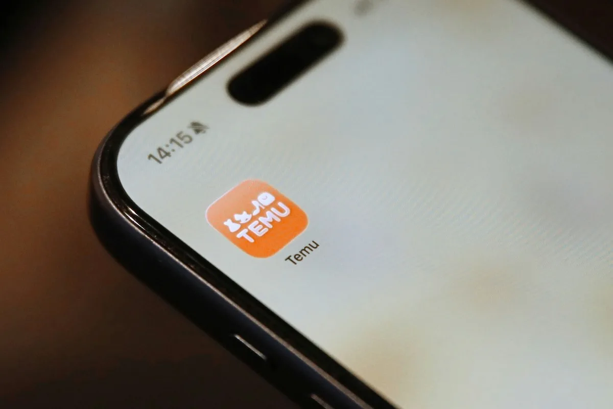 Temu z karą 200 mln euro od Komisji Europejskiej. Zbliżenie na smartfona - ikonę Temu.