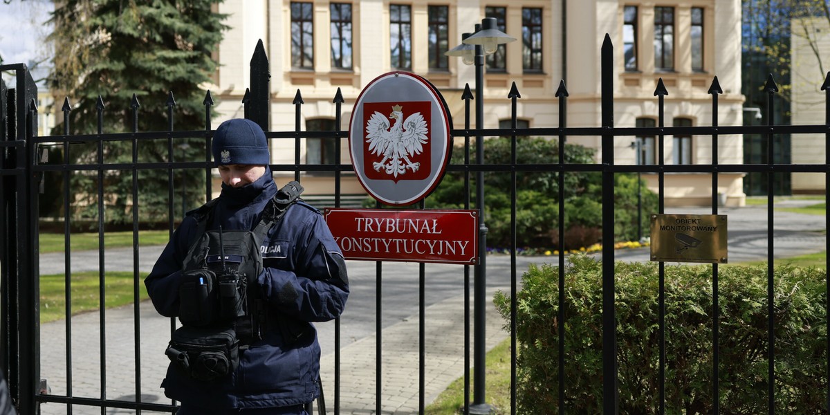 Policjant pilnujący wejścia do Trybunału Konstytucyjnego