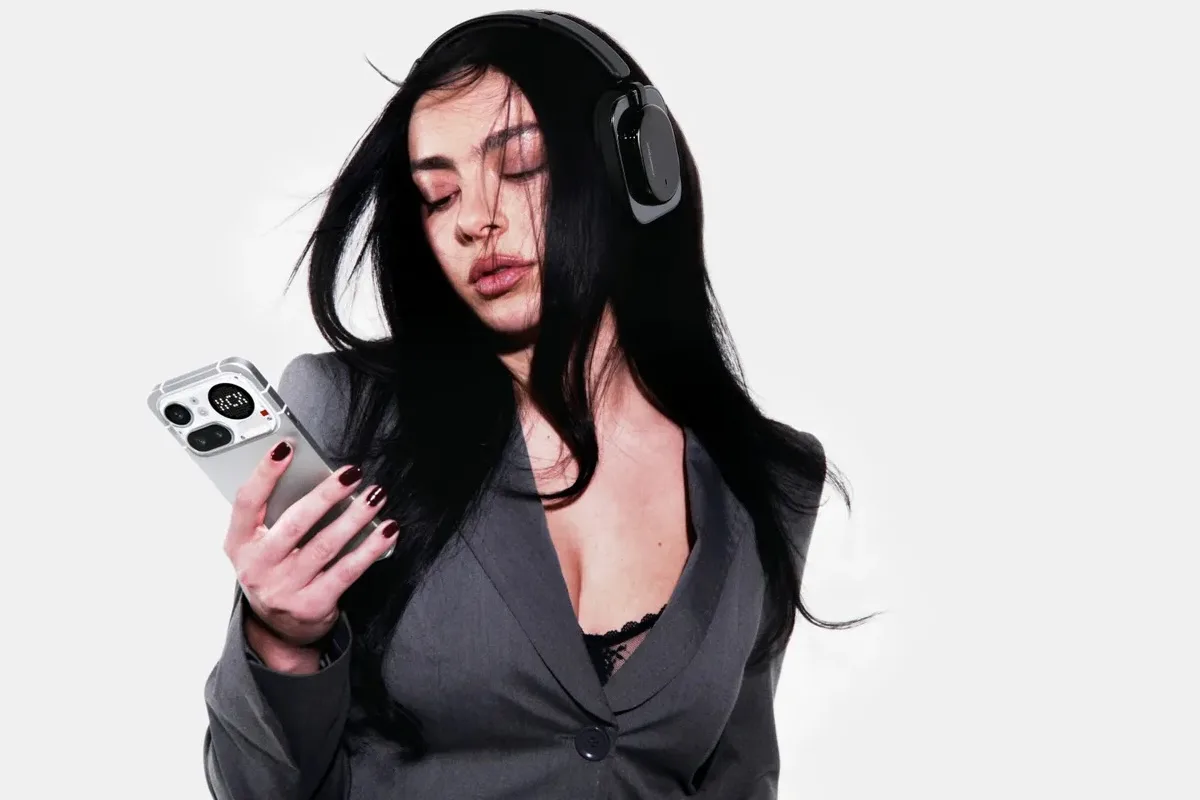 Nothing wytypowało Charli XCX na orędowniczkę. Brytyjka jest także akcjonariuszem. 