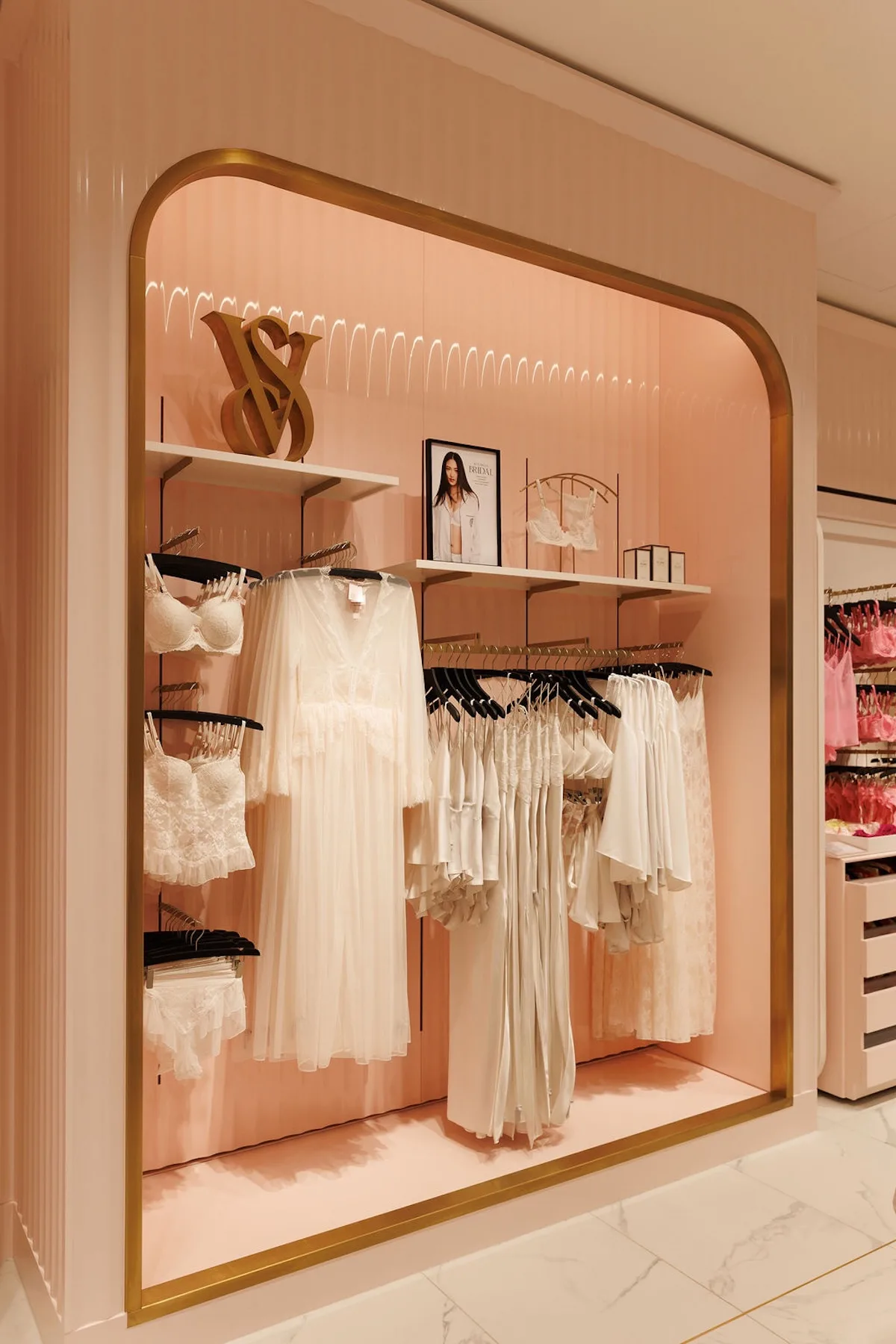 Wnętrze nowego sklepu Victoria’s Secret w Warszawie w Złotych Tarasach. 
