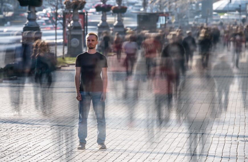 Mężczyźni są bardziej osamotnieni niż kobiety. Panowie są eliminowani z rynku partnerskiego.