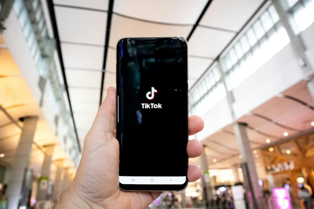 TikTok Shop debiutuje w Polsce 15 czerwca 2026 roku. Platforma pragnie scalić media społecznościowe, przekazy LIVE oraz zakupy internetowe bezpośrednio wewnątrz aplikacji TikTok.