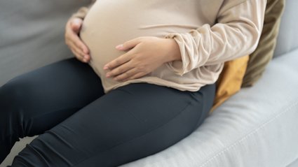 Chcesz zostać mamą na JDG? Sprawdziliśmy, na jakie maksymalne zasiłki możesz liczyć 