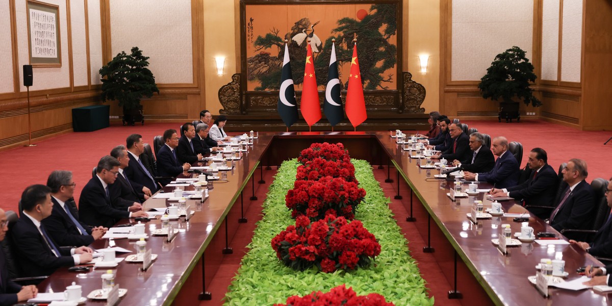 Prezydent Chin Xi Jinping i premier Pakistanu Shehbaz Sharif uczestniczą w spotkaniu w Wielkiej Hali Ludowej 25 maja 2026 r. w Pekinie w Chinach