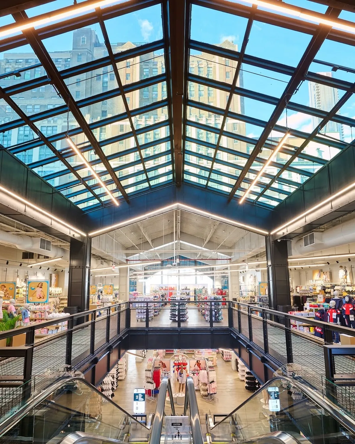 Wnętrze nowego flagowego sklepu Primark na Manhattanie przy Herald Square. Lokal o powierzchni ponad 5 tys. metrów kwadratowych jest jedną z największych inwestycji marki w USA.