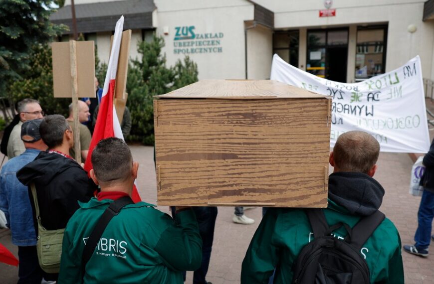 Robotnicy zjawili się z trumną pod siedzibą ubezpieczeń. W ten sposób przedsiębiorstwo&hellip;