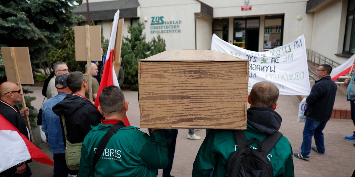 Robotnicy zjawili się z trumną pod siedzibą ubezpieczeń. W ten sposób przedsiębiorstwo bojuje o istnienie.