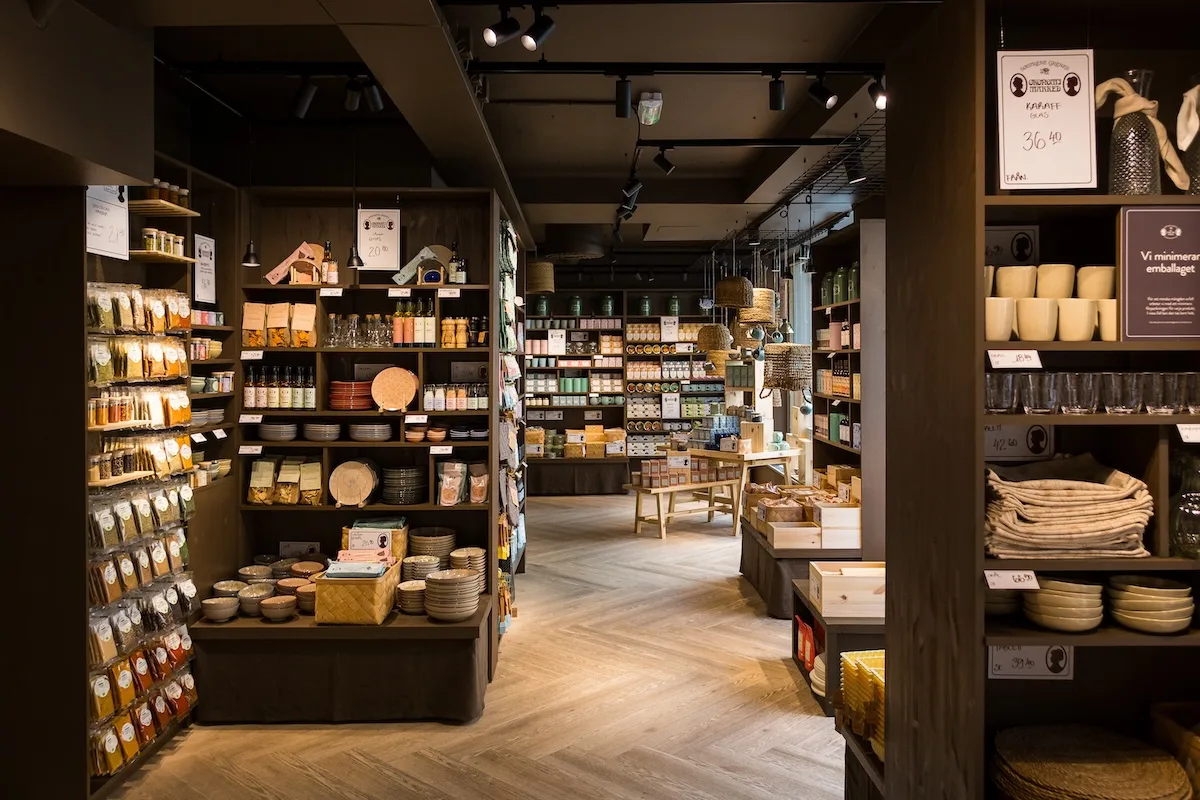 Sklep Søstrene Grene w Warszawie. Charakterystyczny labirynt i ekspozycja produktów w sklepie Søstrene Grene. Duńska sieć zamierza wyróżnić się na polskim rynku atmosferą zakupów i konceptem „Retail for the Senses”.