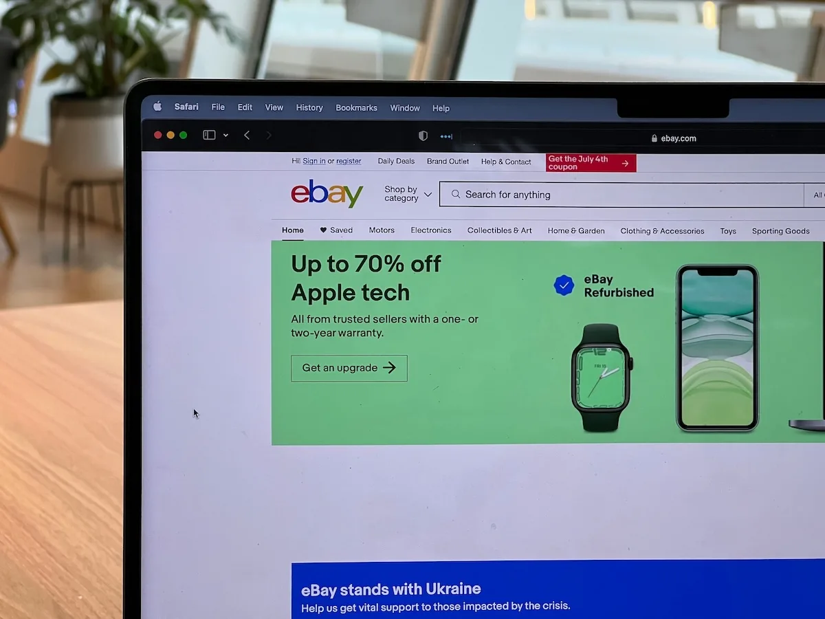 Strona główna eBay otwarta na ekranie laptopa. Potencjalne nabycie eBay przez GameStop może wywołać jedną z największych przemian na rynku handlu internetowego oraz retailu w ostatnich latach.