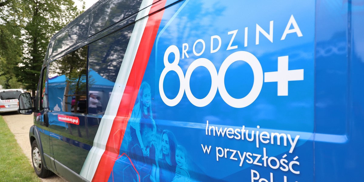 Grafika symbolizująca program 800 plus