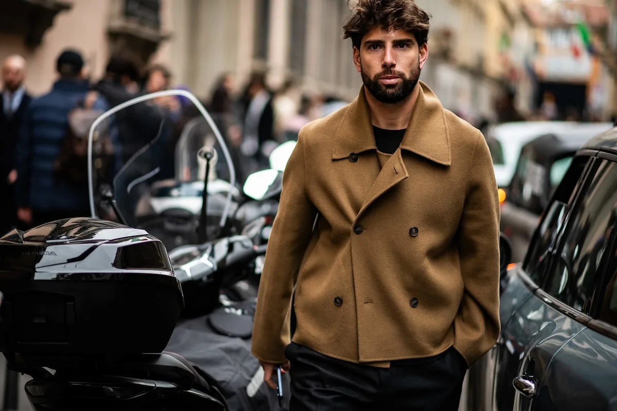 Największe polskie firmy 2026. Mężczyzna odziany w kurtkę camel typu peacoat w trakcie street style w Mediolanie. Elegancka stylizacja męska wpisująca się w nurty quiet luxury i premium menswear.