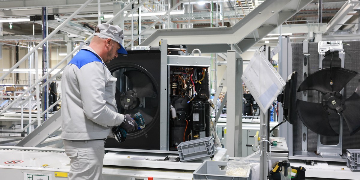 Nowo otwarta pierwsza w Polsce fabryka pomp ciepła Daikin we wsi Ksawerów