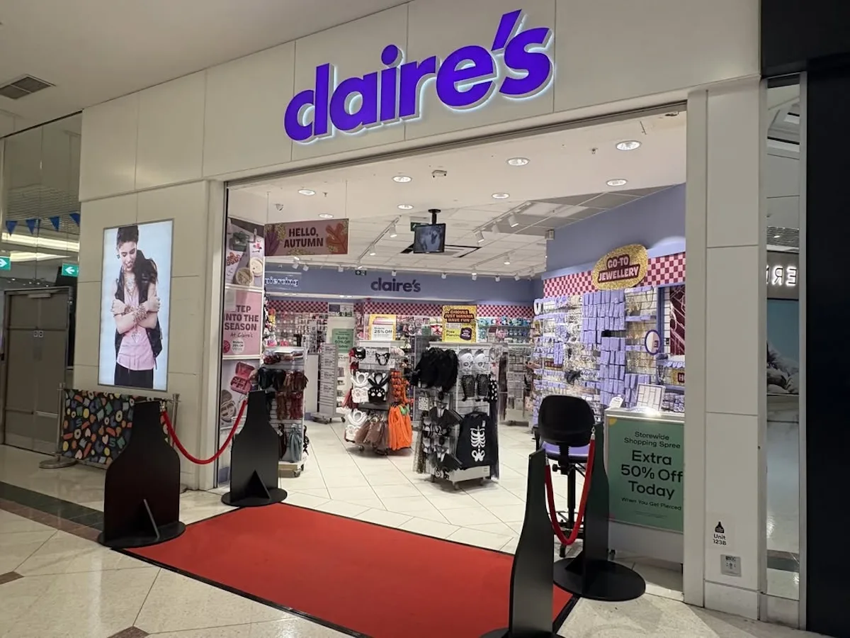 Wejście do sklepu Claire’s w centrum handlowym z widoczną ofertą biżuterii i dodatków. To jeden z punktów, które znikają z rynku po decyzji o zamknięciu 154 lokalizacji w UK i Irlandii.