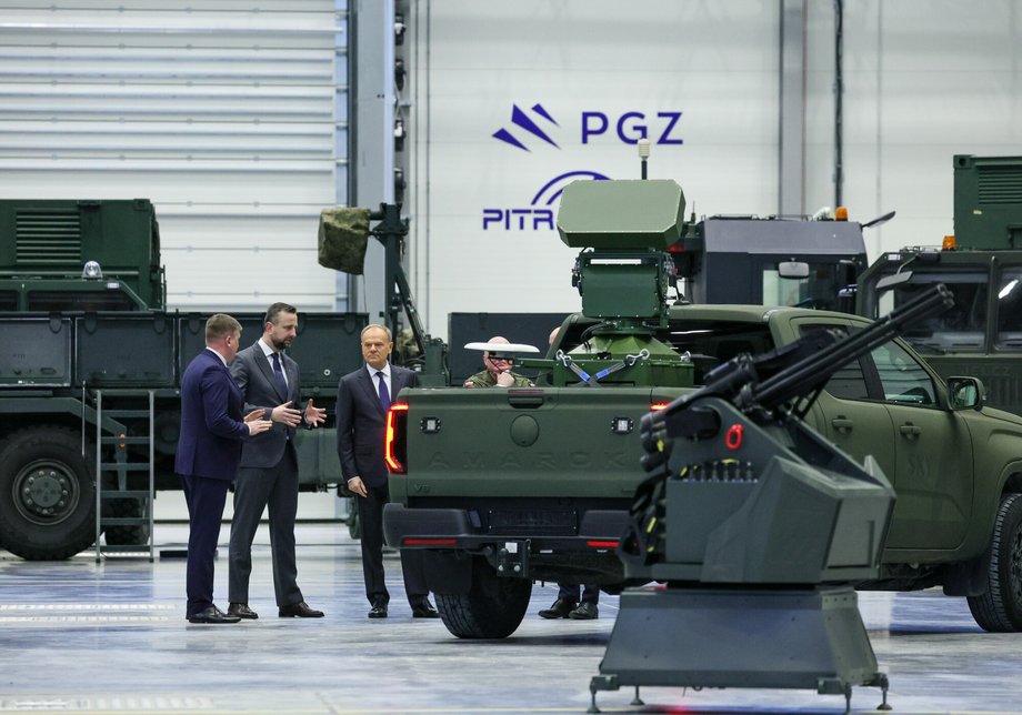 Donald Tusk i Władysław Kosiniak-Kamysz oglądają broń, która ma się składać na system SAN