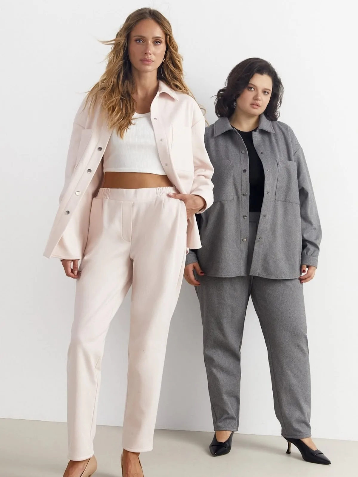 Dwie modelki prezentują minimalistyczne, codzienne stylizacje wpisujące się w estetykę Vovk. Zdjęcie oddaje charakter kolekcji, która miała przyciągnąć klientki w Polsce, jednak nie zapewniła marce odpowiedniej skali sprzedaży. W efekcie Vovk po niespełna trzech latach zdecydował się zakończyć działalność na polskim rynku.