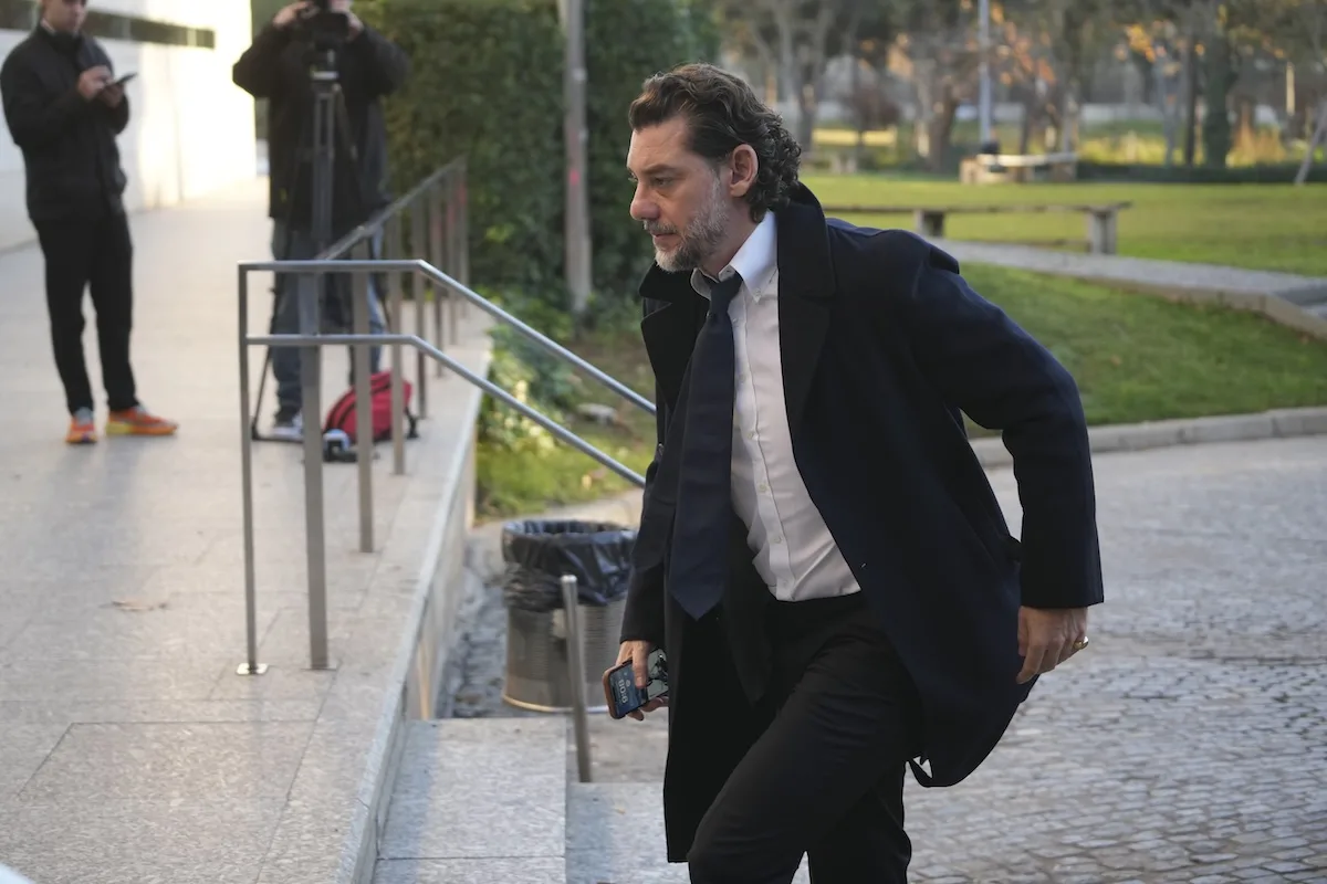 Jonathan Andic, syn założyciela Mango, przed gmachem sądu w Hiszpanii. Mężczyzna został aresztowany w związku z dochodzeniem dotyczącym śmierci Isaka Andica.