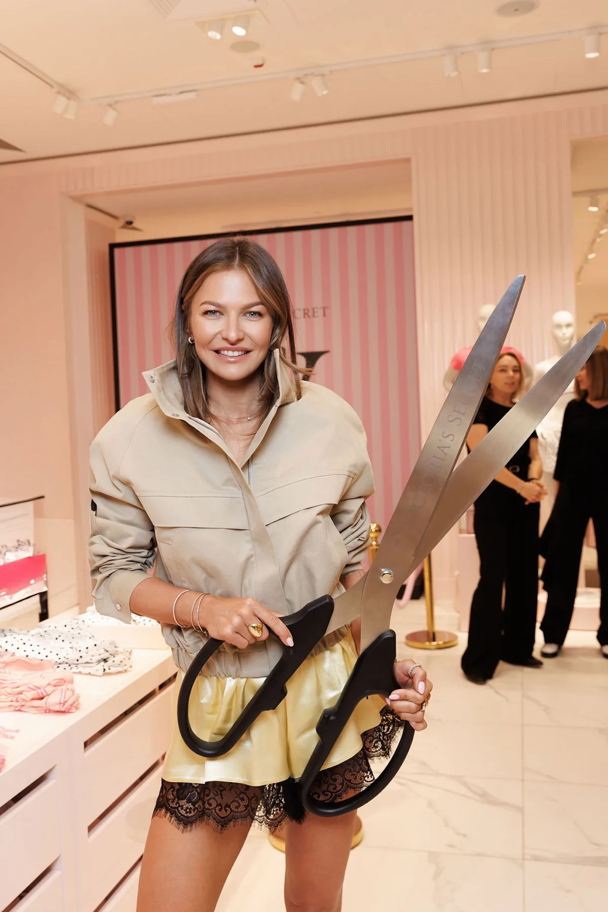Wnętrze nowego sklepu Victoria’s Secret w Warszawie w Złotych Tarasach. Anna Lewandowska na otwarciu.