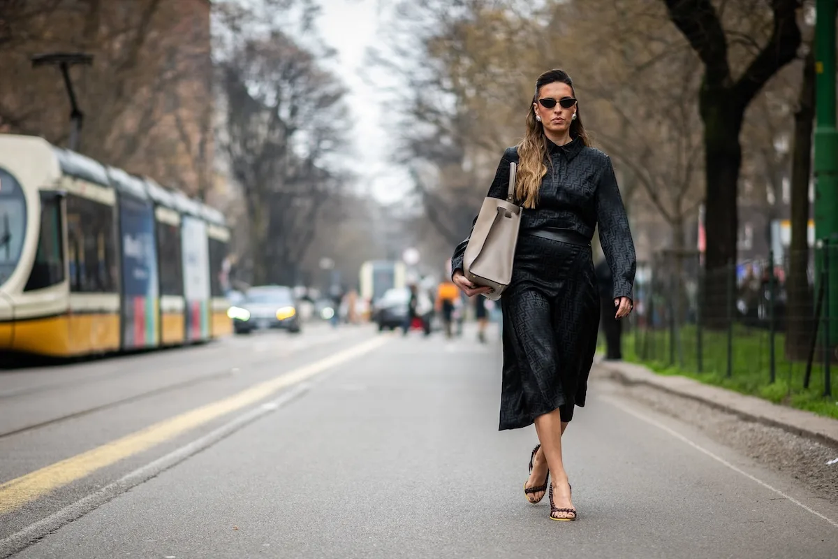 Uczestniczka tygodnia mody prezentuje minimalistyczną stylizację premium w przestrzeni miejskiej, podkreślając estetykę lifestyle i nowoczesny wizerunek charakterystyczny dla najmocniejszych marek w Polsce. Best Brands Poland 2026 ukazuje, że współczesne brandy coraz bardziej budują swoją pozycję poprzez emocje, doznania i spójny styl życia obecny w modzie, handlu detalicznym i komunikacji wizualnej.