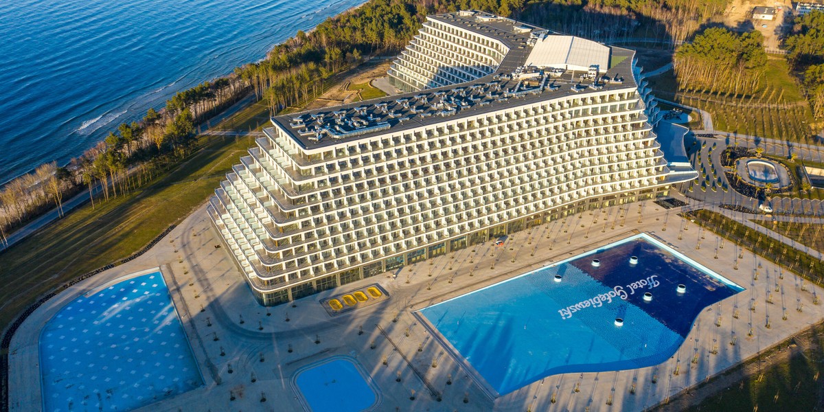 Hotel Gołębiewski w Pobierowie miał ruszyć w czerwcu. Czy tak się stanie?