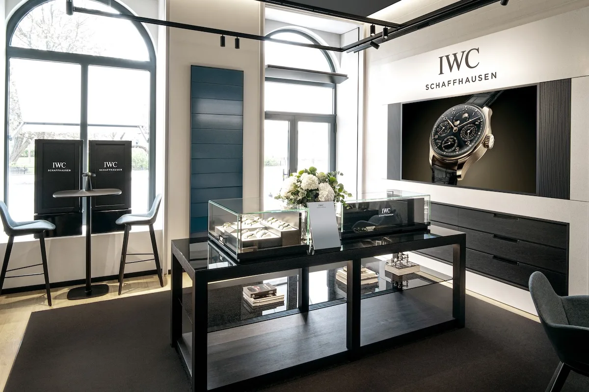 Monobrandowy butik IWC Schaffhausen otwarty przez W.KRUK przy Placu Trzech Krzyży – luksusowe zegarki premium w Warszawie