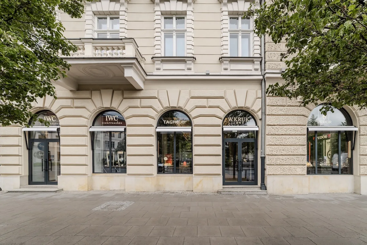 Fasada nowych butików W.KRUK i IWC Schaffhausen przy Placu Trzech Krzyży 18 w Warszawie