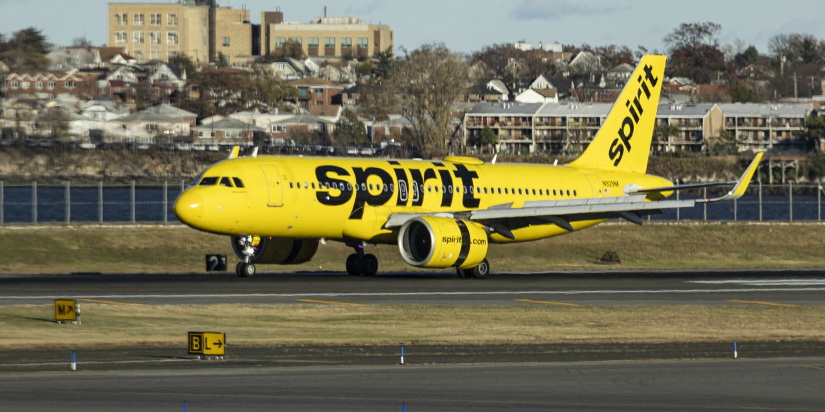 Samolot linii Spirit na lotnisku LaGuardia w Nowym Jorku