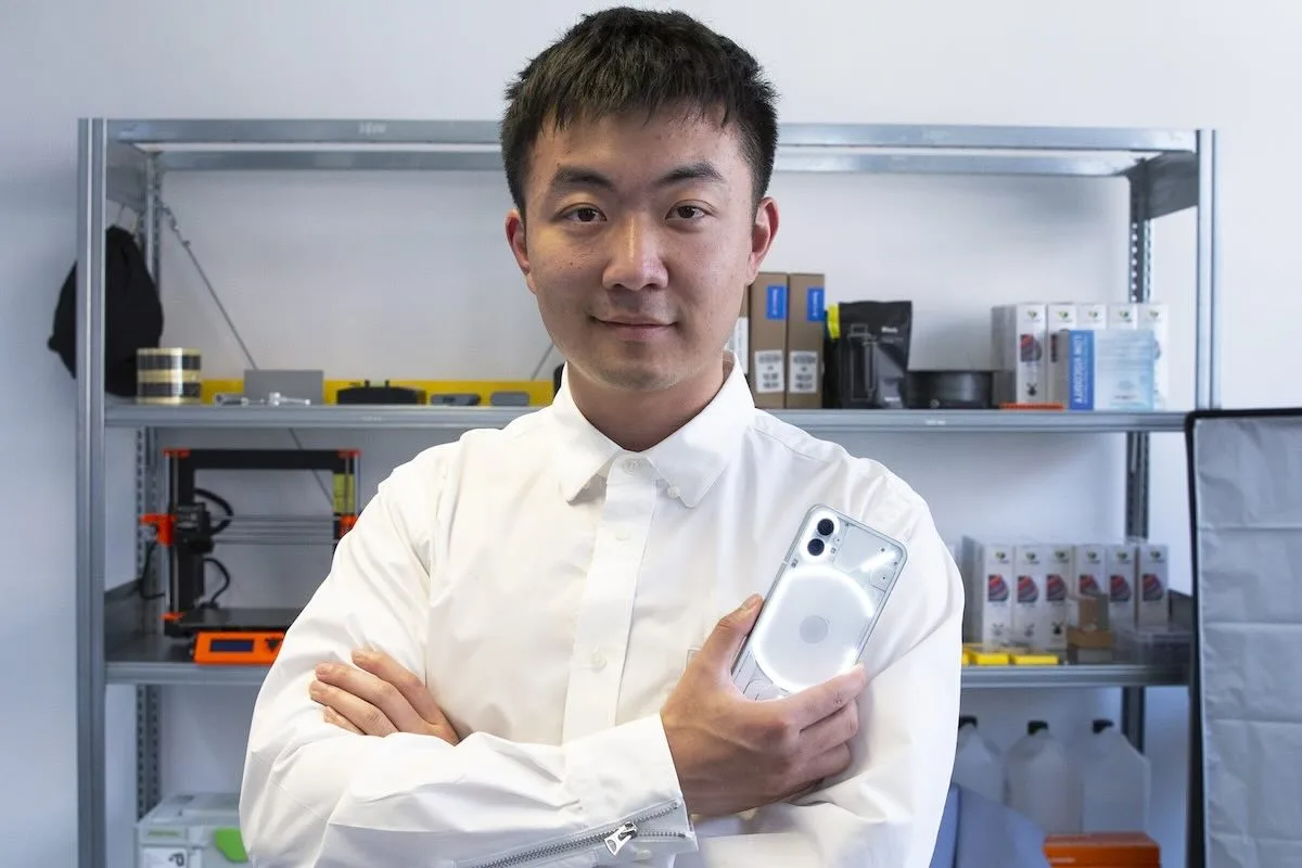 Carl Pei, 36-latek ze Sztokholmu, twórca start-upu Nothing. Firma ma rywalizować z Apple. Na zdjęciu Carl Pei z telefonem Nothing w ręce.