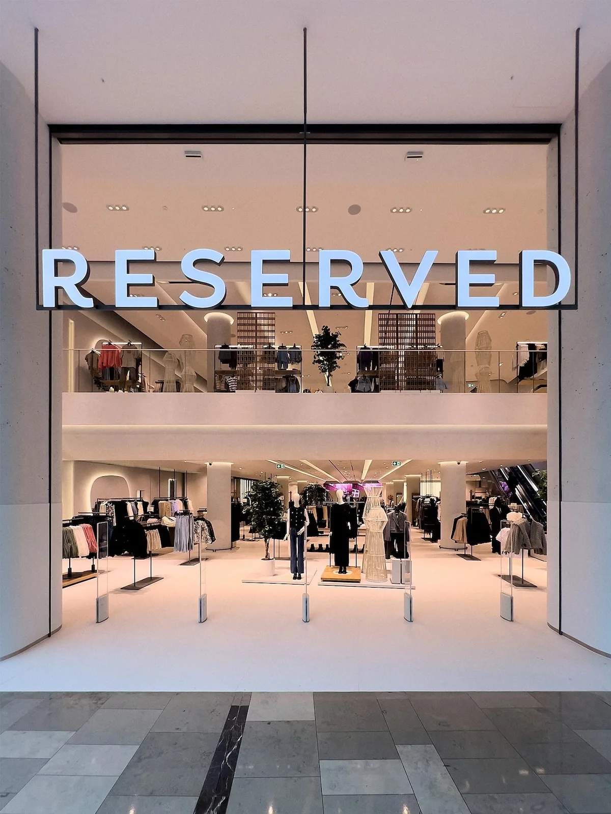 Współczesny salon Reserved prezentuje ascetyczny koncept sklepu należącego do grupy LPP – właściciela marek Reserved, Sinsay, House i Cropp. Firma pomimo słabszego początku 2026 roku realizuje intensywną ekspansję i rozwój sieci sprzedaży w Europie. Wyniki finansowe LPP świadczą o tym, że grupa nadal kieruje się zasadą skali oraz inwestycjami w nowe sklepy i segment fashion retail.