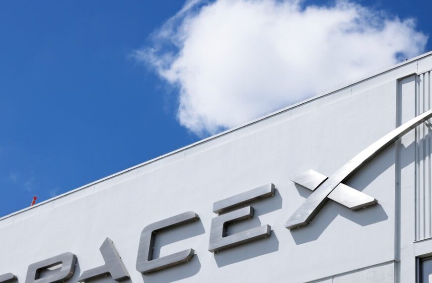 Elon Musk i SpaceX pracują nad systemem satelitarnym dla Sił Kosmicznych USA.