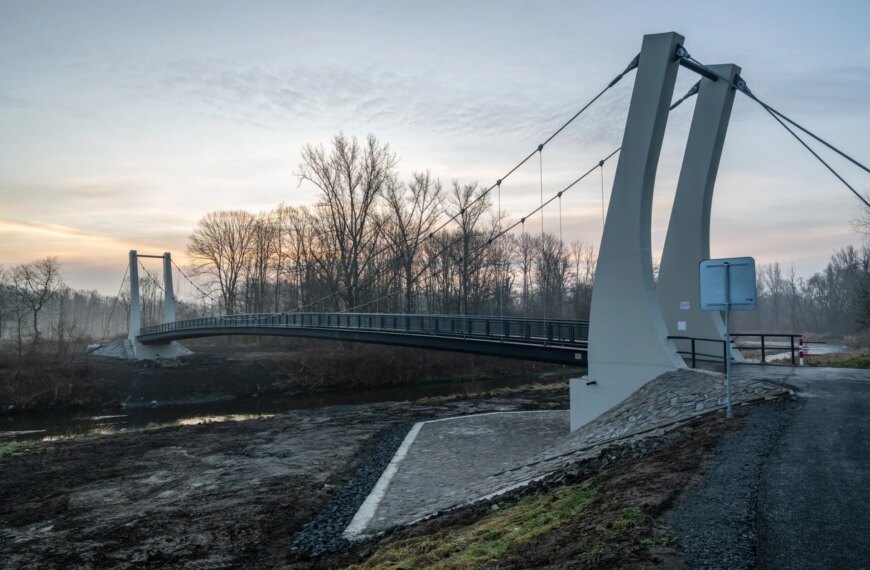 Most nad Olzą spaja Polskę z Czechami po siedemdziesięciu latach.