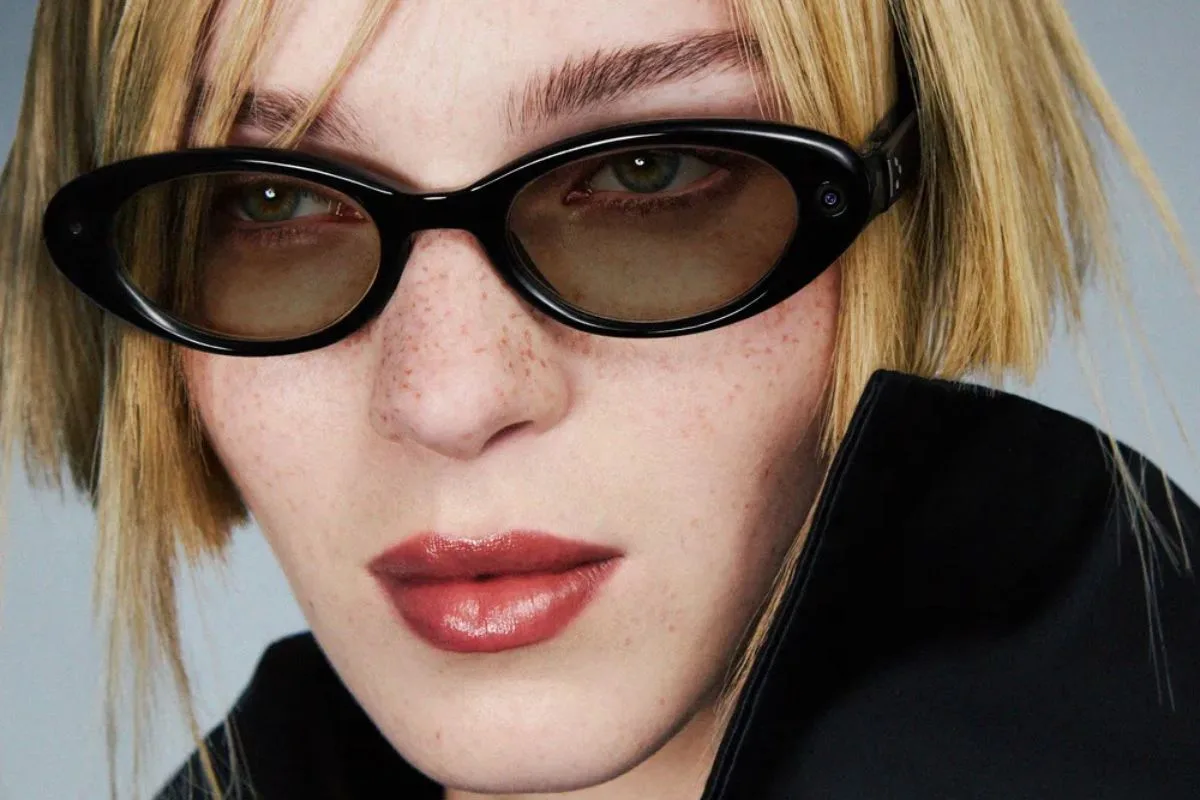 Modelka w inteligentnych okularach Gentle Monster x Google x Samsung. Smart glasses mają trafić do sprzedaży jesienią 2026 roku.