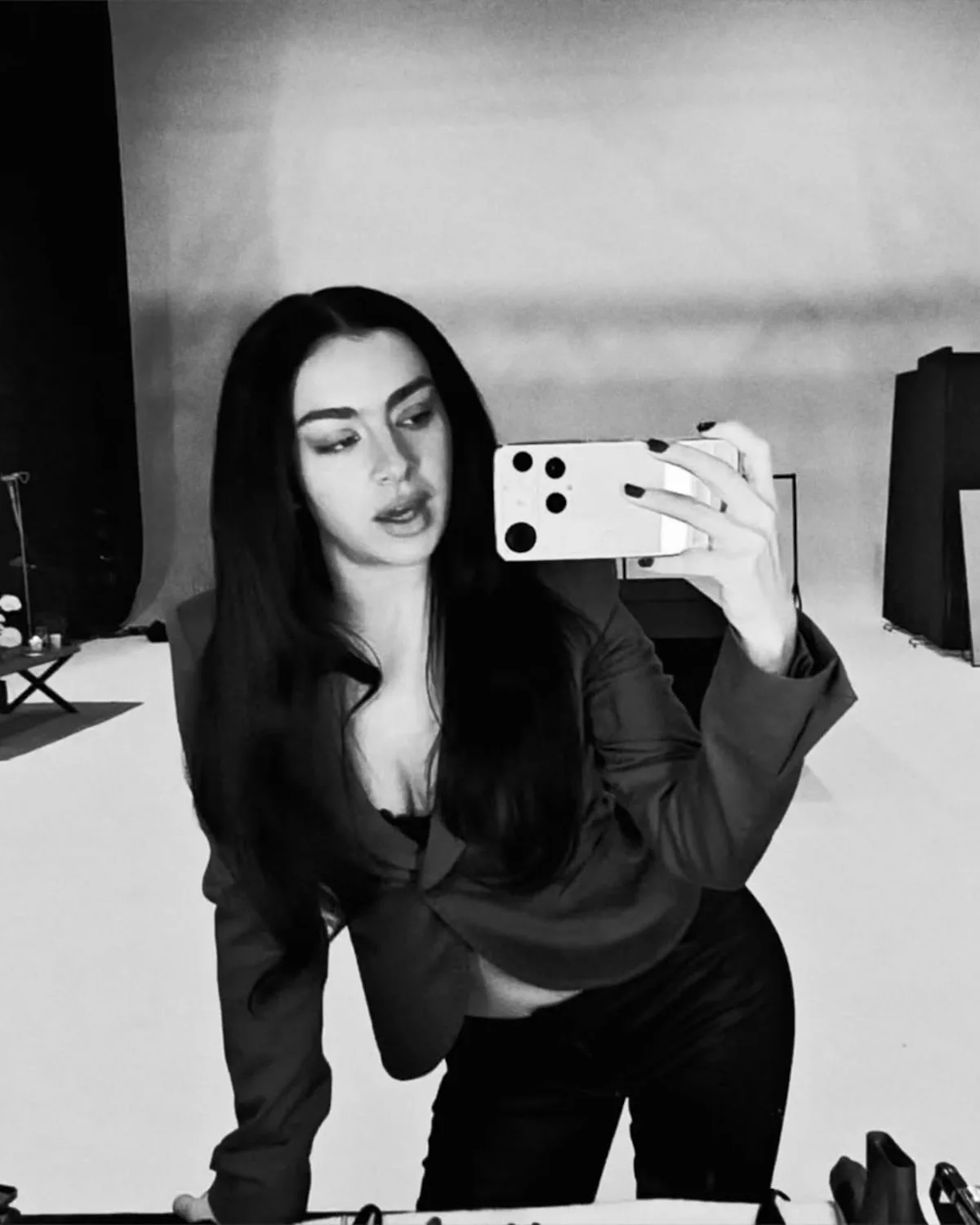 Charli XCX została twarzą i udziałowcem Nothing. Na fotografii brytyjska gwiazda robi selfie do lustra telefonem Nothing.