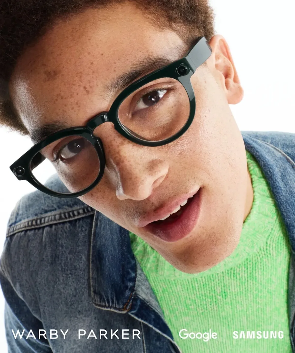 Model prezentuje inteligentne okulary Warby Parker x Google x Samsung. Urządzenie ma konkurować z Ray-Ban Meta na rynku smart glasses.