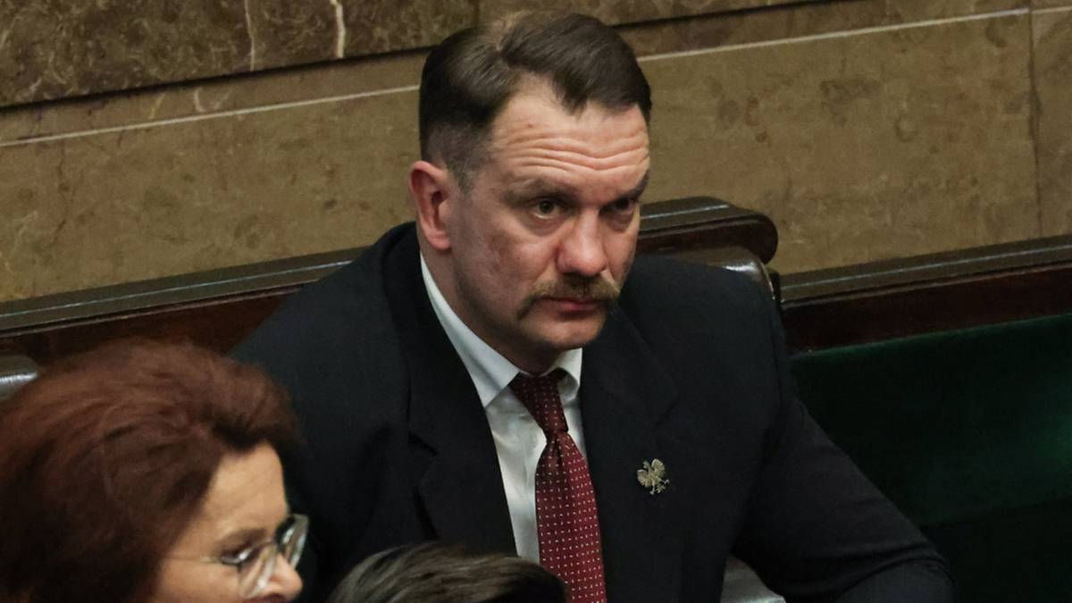 Portret polityka Łukasza Mejzy siedzącego w ławach sejmowych.