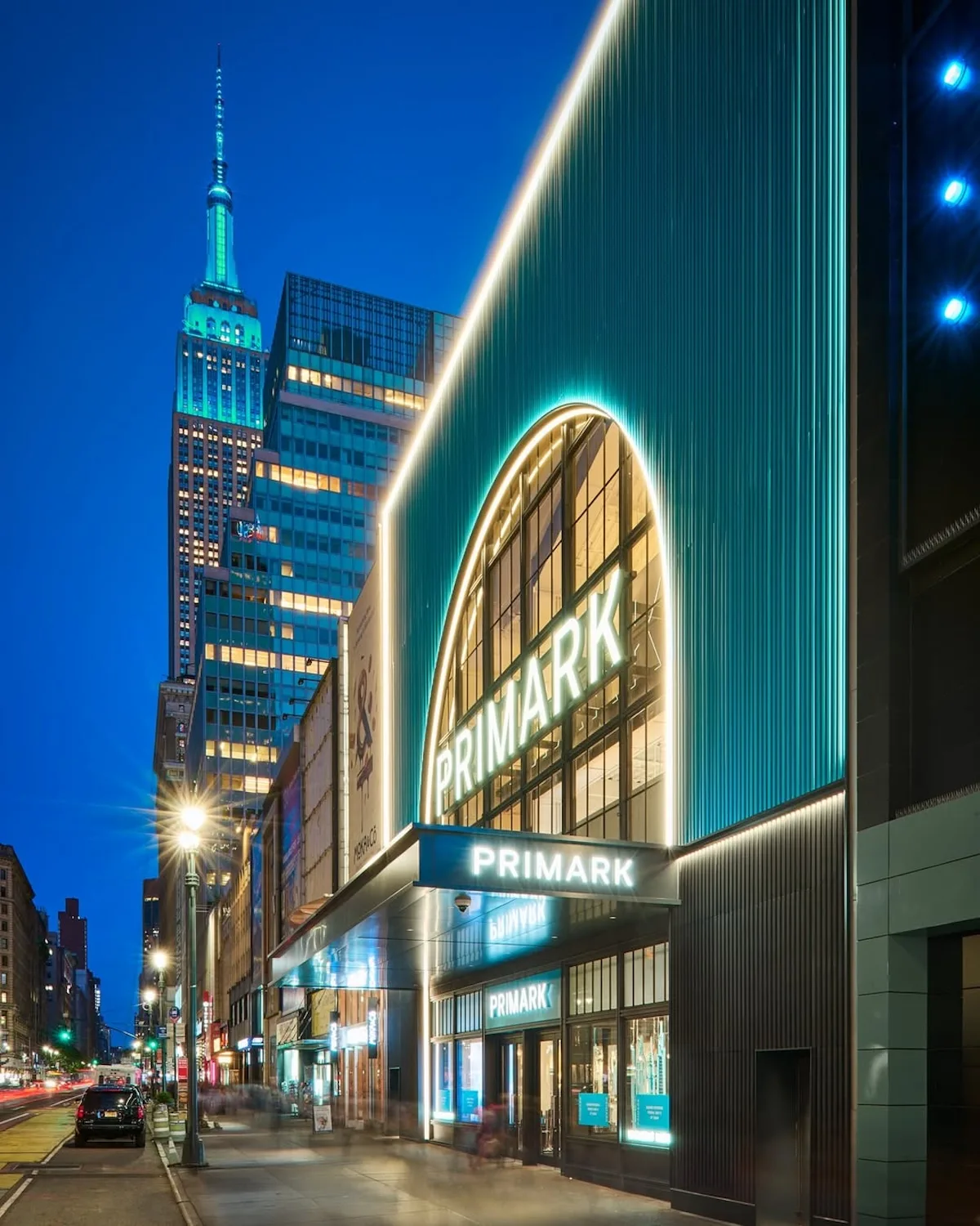 Nowy sklep Primark przy 34th Street na Manhattanie oświetlony charakterystycznym turkusowym brandingiem firmy. Otwarcie lokalu przy Herald Square przyciągnęło tysiące klientów już od wczesnych godzin porannych.