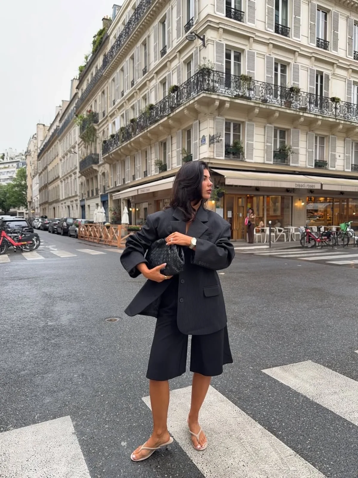 Oversize’owy garnitur i bermudy w paryskim stylu ulicznym. Współczesna moda premium coraz mocniej inspiruje się estetyką minimalistycznych marek i trendami, które kiedyś promował Topshop.