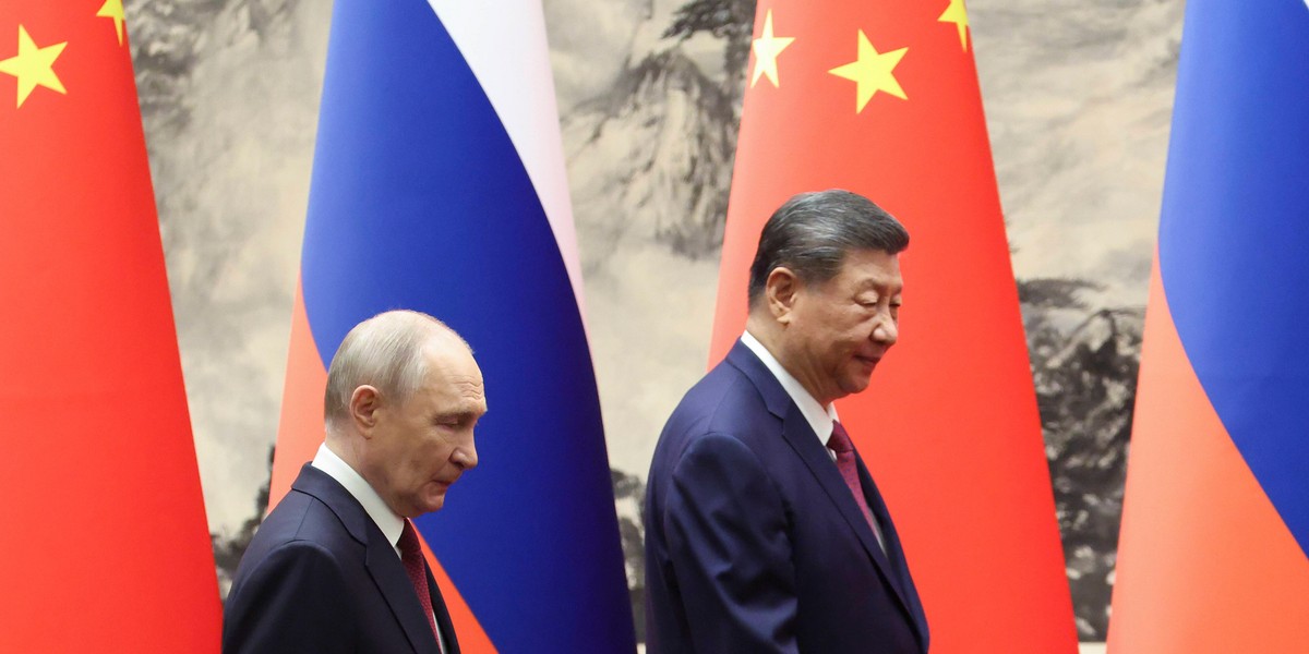 Prezydent Rosji Władimir Putin i prezydent Chin Xi Jinping uczestniczą w ceremonii podpisania umowy w Wielkiej Hali Ludowej w Pekinie, Chiny, 20 maja 2026 r.