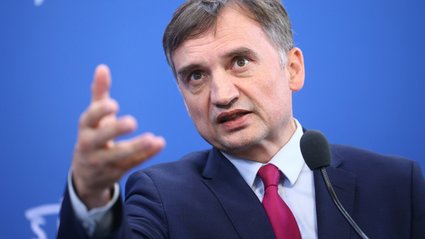 Adwokat Ziobry o kulisach wyjazdu do USA. "Ma paszport genewski"