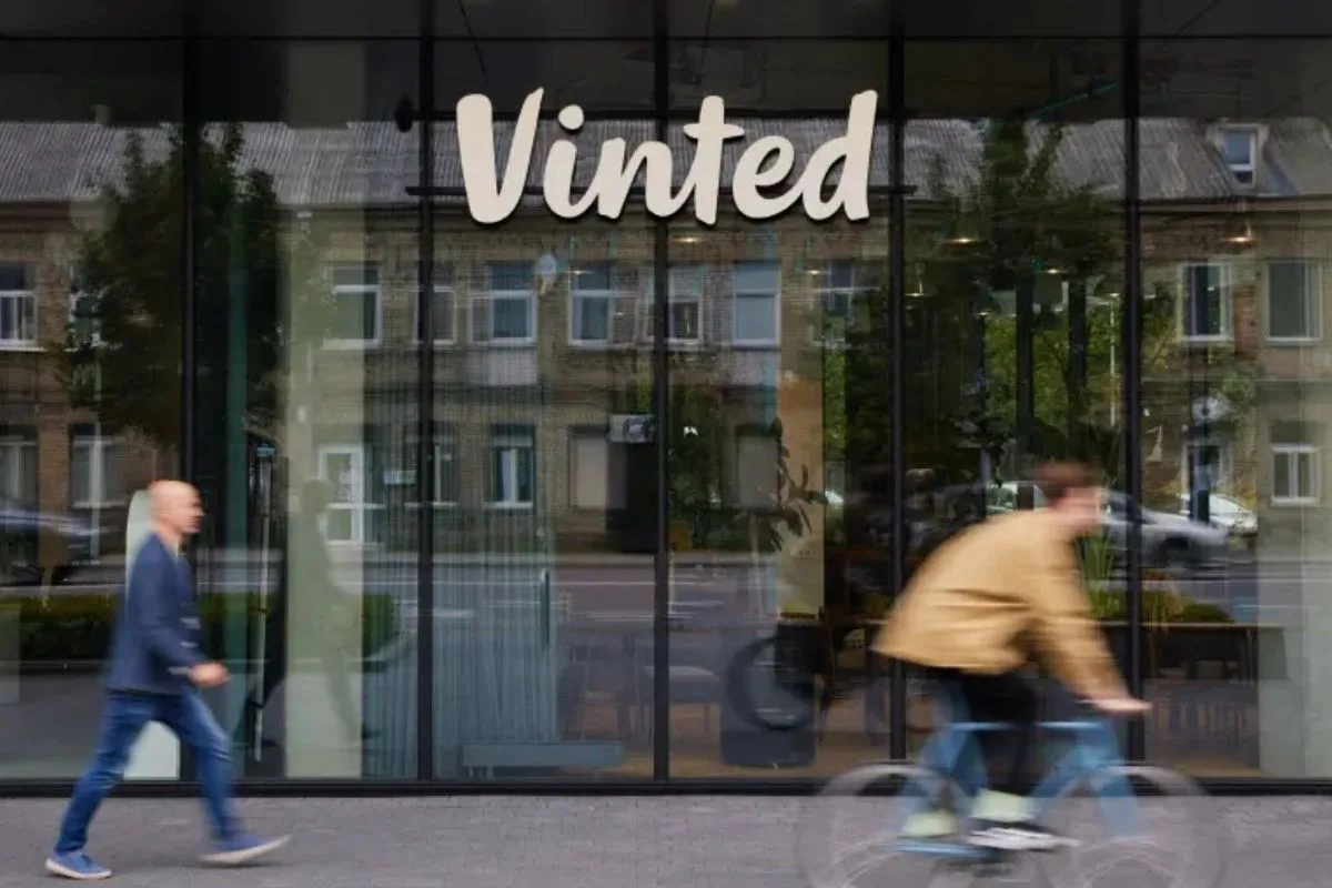 Siedziba Vinted z logo platformy na szklanej fasadzie. Francuskie służby badają podejrzane ogłoszenia, które wywołały spekulacje o możliwym handlu dziećmi na Vinted.