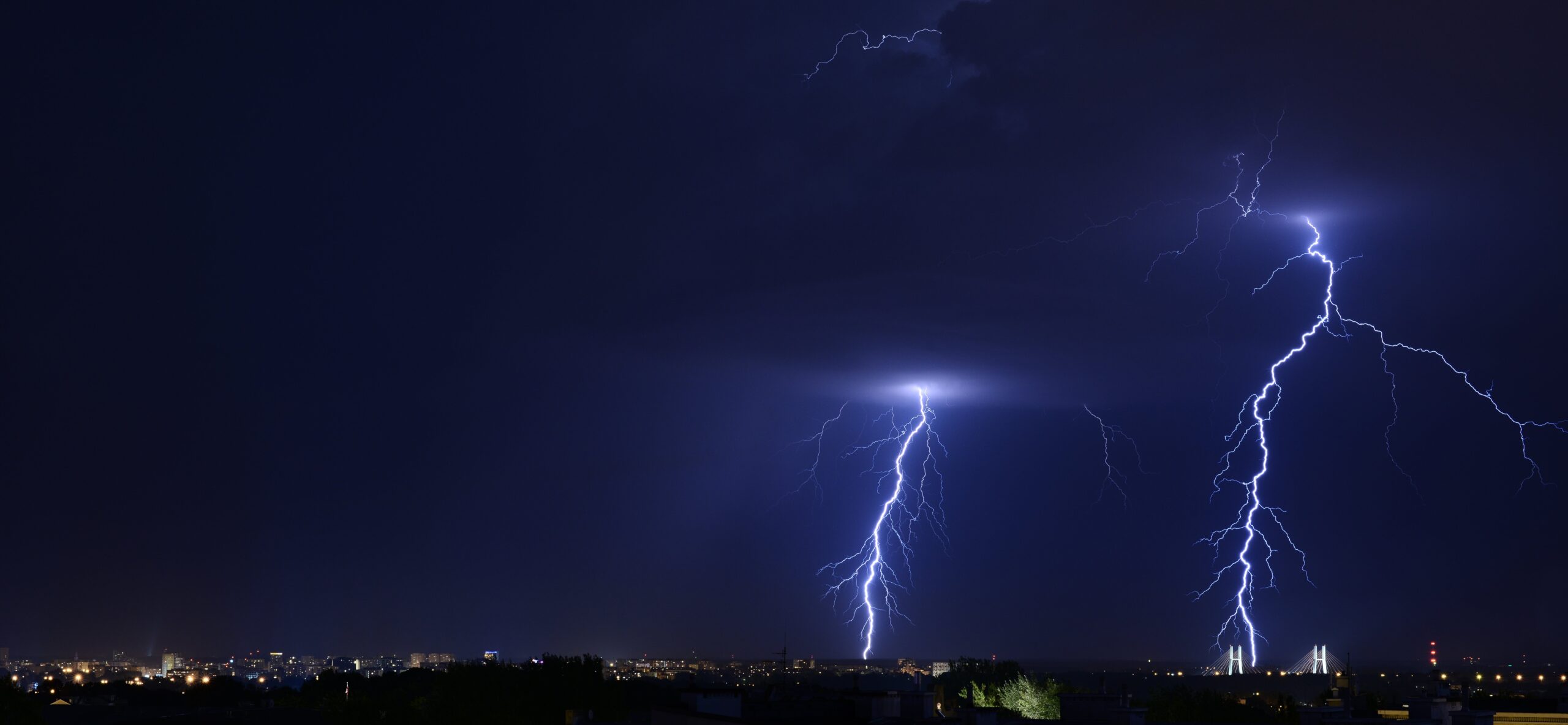 Instytut Meteorologii i Gospodarki Wodnej wysyła ostrzeżenie przed burzami w jedenastu regionach kraju. Gdzie można spodziewać się zagrożenia?