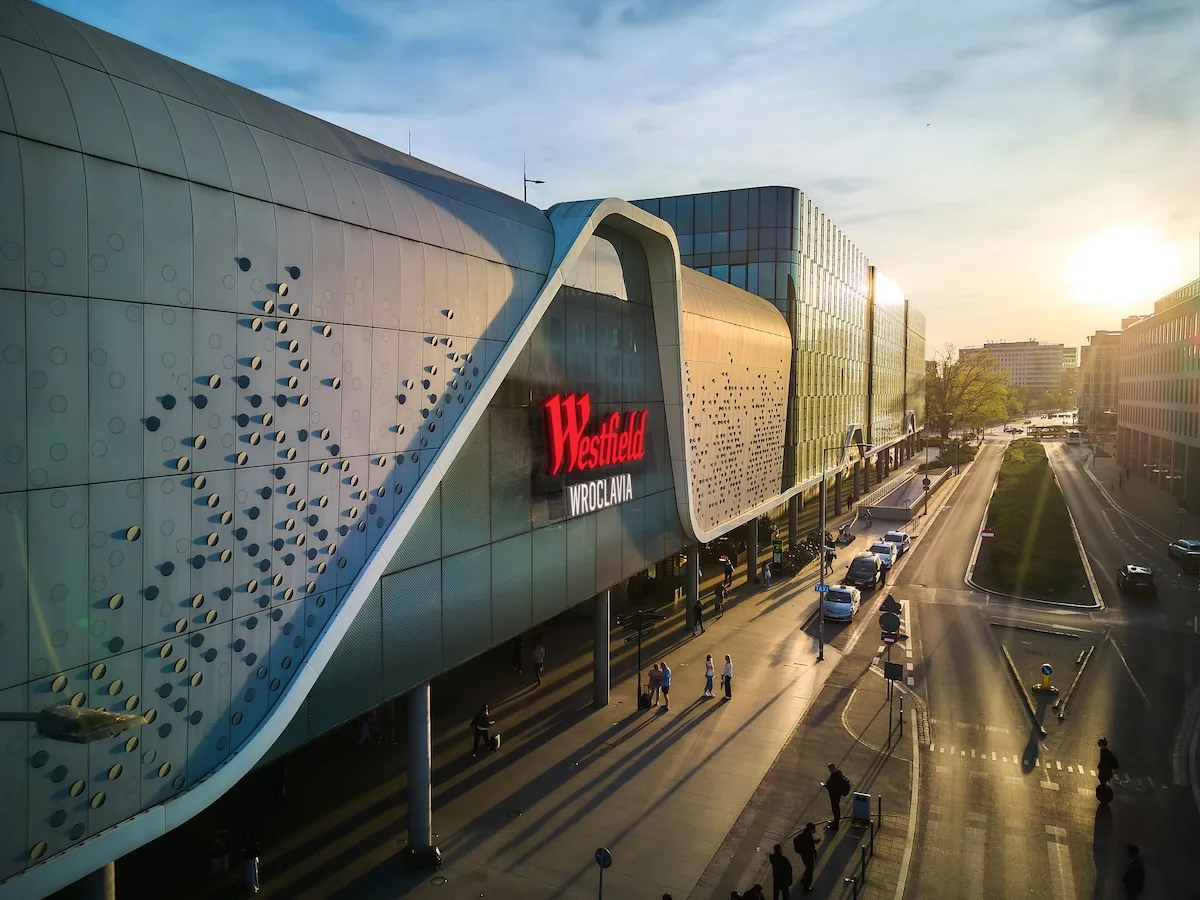 Budynek Westfield Wroclavia we Wrocławiu z widocznym nowym logo centrum. Od 17 września Wroclavia oficjalnie dołącza do globalnej sieci Westfield.