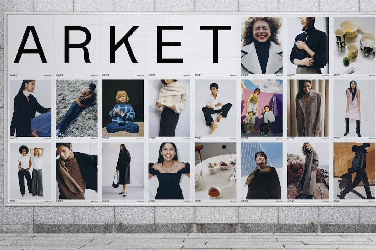 Arket Elektrownia Powiśle. Arket w Polsce otwiera czwarty sklep. Na zdjęciu plakat promujący markę Arket.