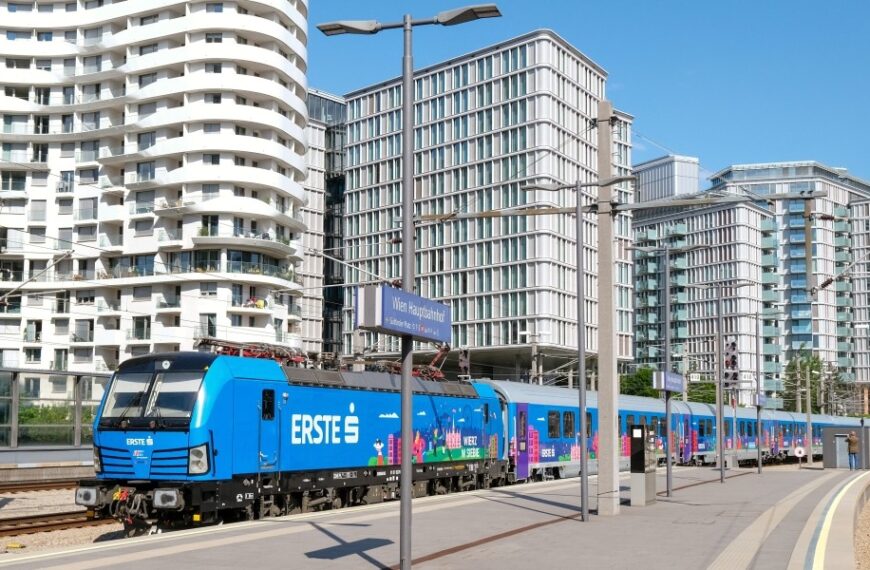Erste Bank Polska: specjalny pociąg do Wiednia w ramach kampanii rebrandingu.