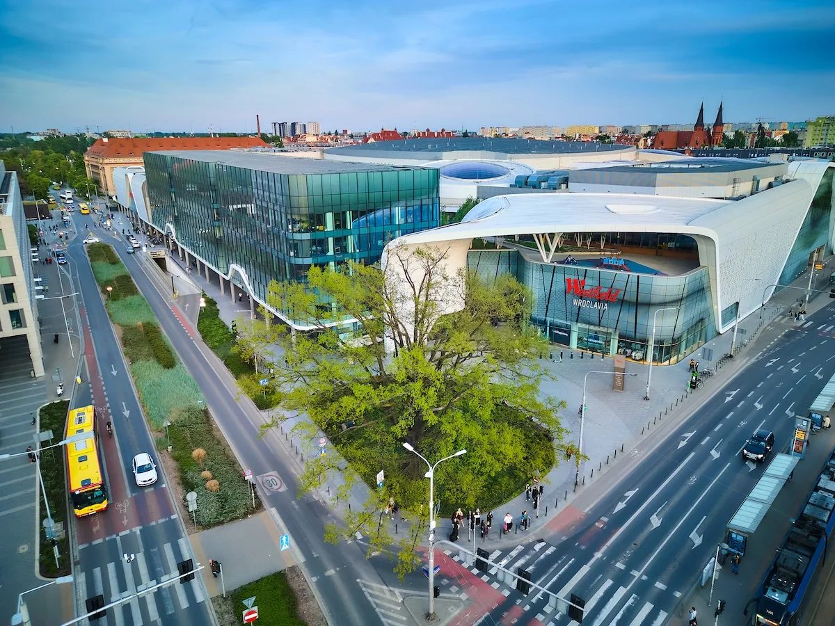 Widok z góry na centrum handlowe Westfield Wroclavia we Wrocławiu. Obiekt przechodzi rebranding i będzie działać pod nową nazwą jako trzeci Westfield w Polsce.