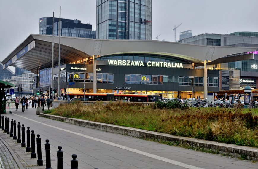 Warszawskie centrum pod kontrolą samozwańczej grupy. Policja zajmuje się sprawą.