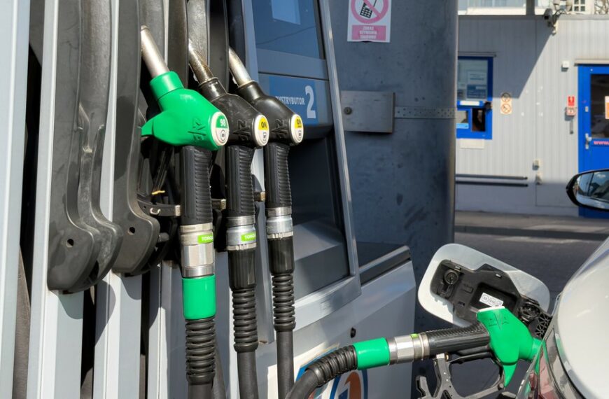 Szef resortu energetyki podał stawki za paliwo na weekend. Mogą to być…