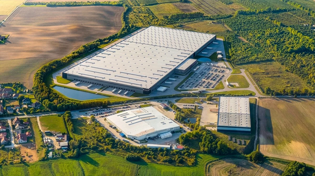 Wizualizacja nowego centrum fulfillment LPP w Tczewie, które ma wesprzeć rozwój sprzedaży internetowej na rynkach zagranicznych. Inwestycja jest częścią strategii logistycznej spółki i została uwzględniona w planach rozwojowych na kolejne lata.