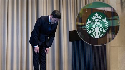 Kontrowersyjna kampania marketingowa Starbucksa. Klienci niszczą kubki z logo sieci kawiarni 